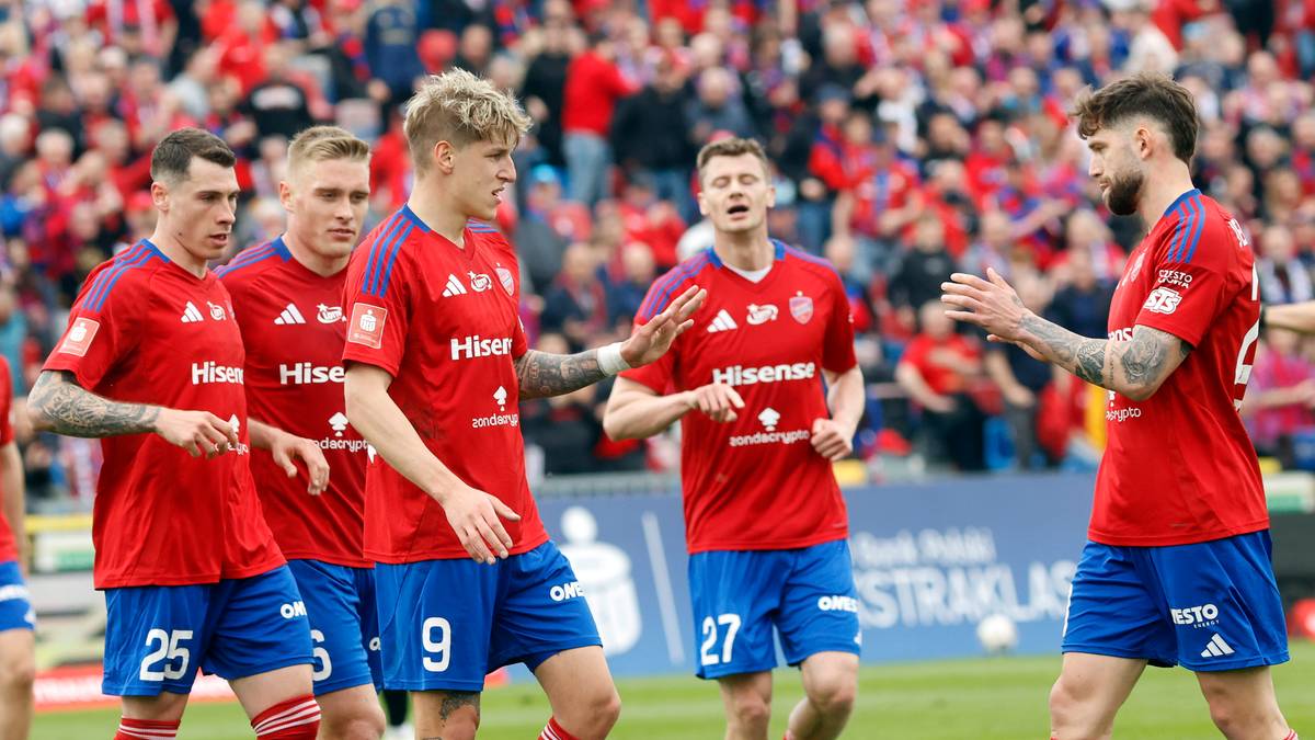 Piłkarze Rakowa Częstochowa świętują bramkę, na pierwszym planie czterech zawodnik&oacute;w w czerwonych strojach, w tle trybuny wypełnione kibicami.