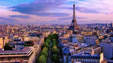 Premier Francji apeluje do turystów: przyjeżdżajcie do Paryża