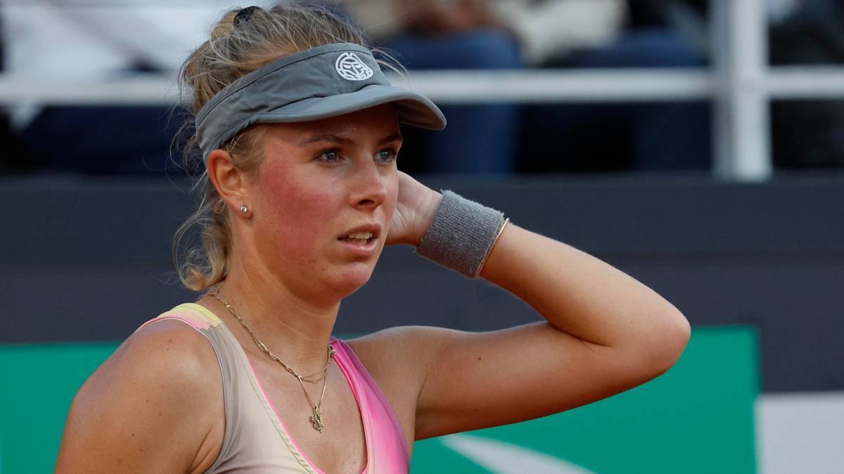 Portret tenisistki w trakcie meczu, z ręką przy skroni.