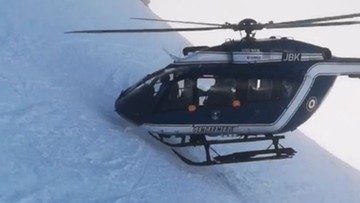 Widowiskowa akcja ratunkowa we francuskich Alpach. Pilot prawie dotykał śmigłem śniegu