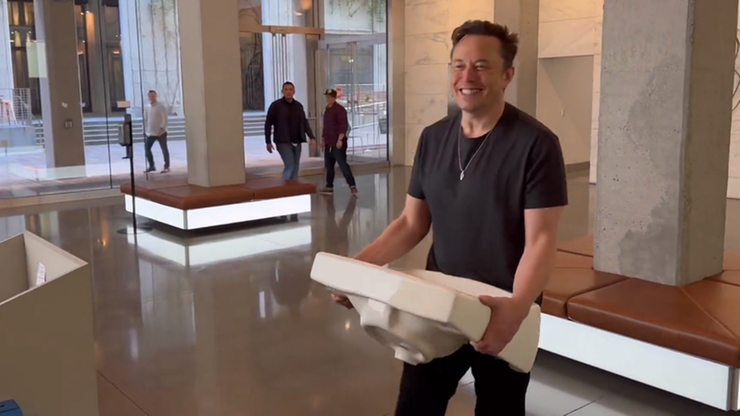 Elon Musk twierdzi, że kupił Twittera. Do siedziby głównej serwisu przyszedł ze... zlewem