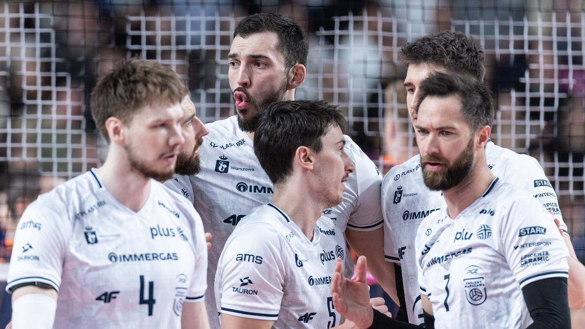Siatkarze PGE Projekt Warszawa w białych koszulkach cieszą się po zdobyciu punktu podczas meczu.