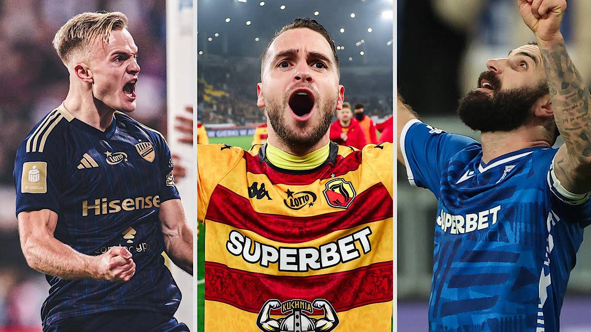 Trzech piłkarzy w akcji podczas meczu.