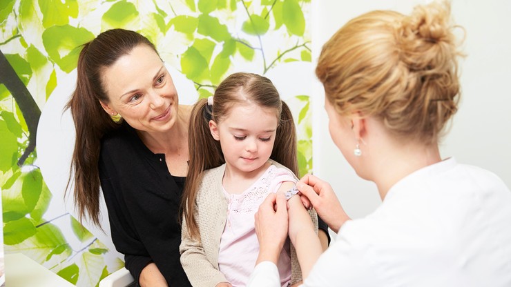 CBOS: 73. proc Polaków uważa, że szczepionki są bezpieczne dla dzieci