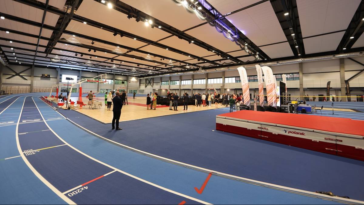 Hala sportowa z bieżnią lekkoatletyczną i miejscami dla widz&oacute;w.