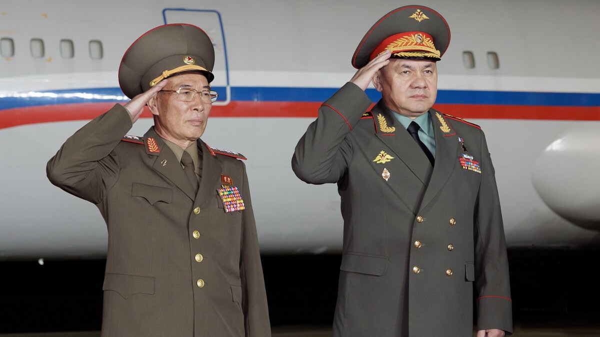 Siergiej Szojgu w Korei Północnej. Towarzyszą mu Chińczycy