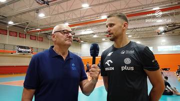 Bartłomiej Bołądź udziela wywiadu w hali sportowej.