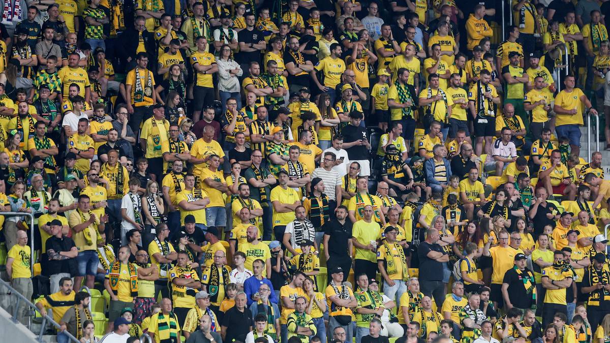Gaz na stadionie, mecz Ekstraklasy przerwany. Jest reakcja klubu