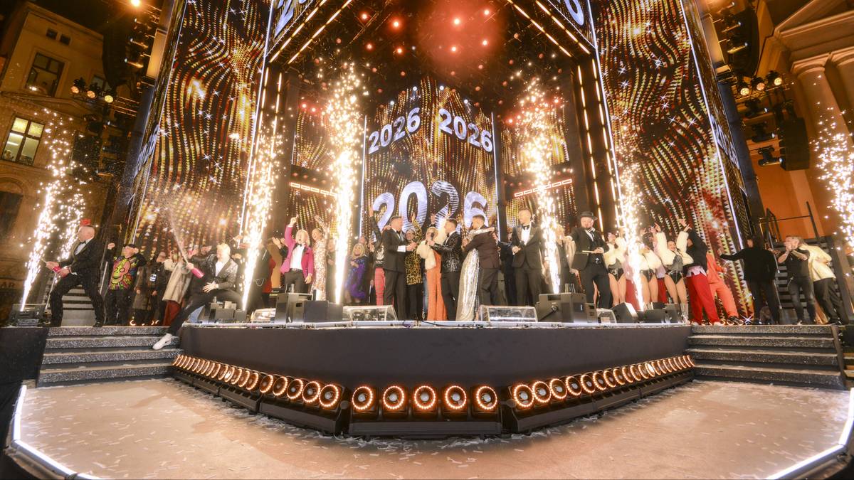 Scena sylwestrowa z fajerwerkami i artystami.