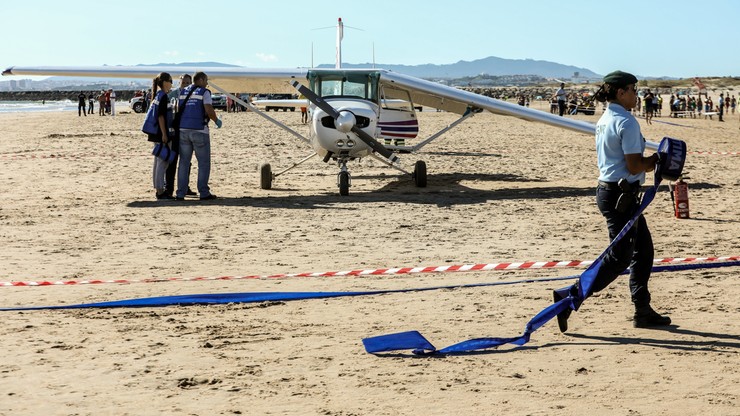 Samolot awaryjnie lądował na zatłoczonej plaży. Zginęli 50-letni mężczyzna i 8-letnia dziewczynka, którzy tam wypoczywali