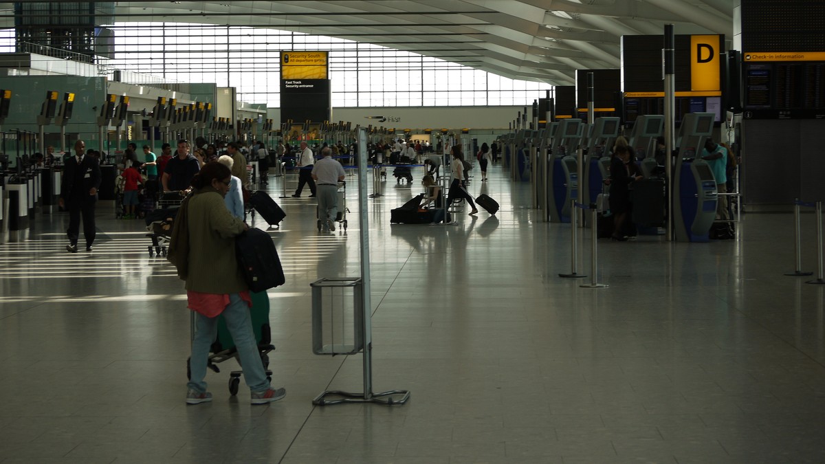 Wielka Brytania: Nie polecieli na wymarzone wakacje. "Automat zniszczył paszport"