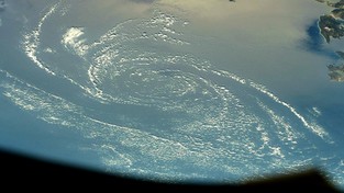 07.09.2021 05:58 Zagadkowy wir utworzony z chmur nad Morzem Jońskim. Zrodziła się z niego potężna burza [ZDJĘCIE]
