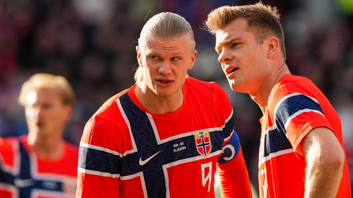 Dwóch piłkarzy w czerwonych koszulkach reprezentacji Norwegii.