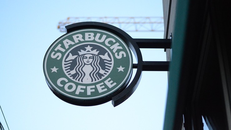 Starbucks zatrudni 10 tys. uchodźców. Odpowiedź na dekret Trumpa