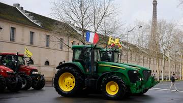 Francja: Chcą dymisji prezydenta. Protestujący rolnicy wtargnęli na targi w Paryżu