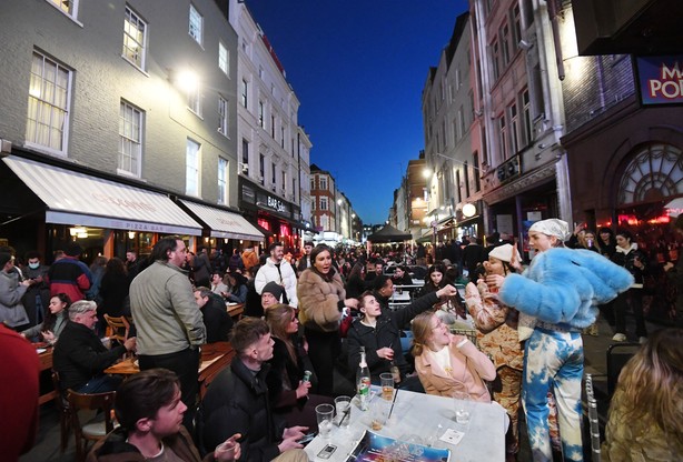 Anglicy bawiący się na ulicach Londynu po otwarciu lokali gastronomicznych