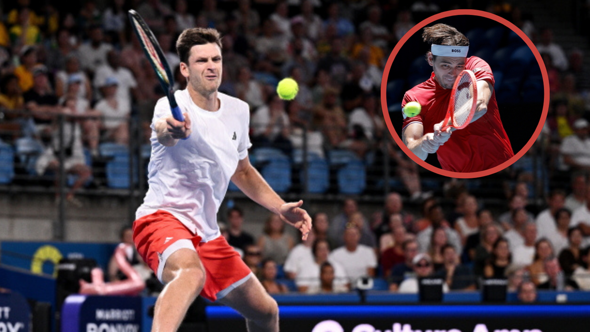 Hubert Hurkacz uderza piłkę tenisową podczas meczu.