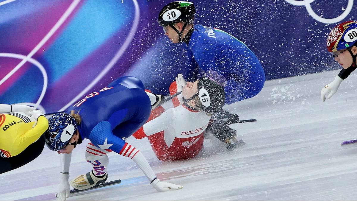 Zawodniczka short tracku w biało-czerwonym stroju upada na lodowisko po kontakcie z rywalką, wok&oacute;ł rozpryskuje się woda.