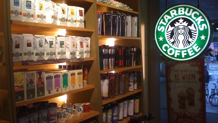 Plastikowe słomki znikną z kawiarni Starbucks