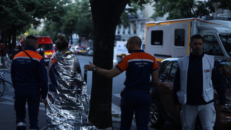 Pożar kamienicy w Paryżu. Skomplikowane drogi ewakuacyjne utrudniały ratunek