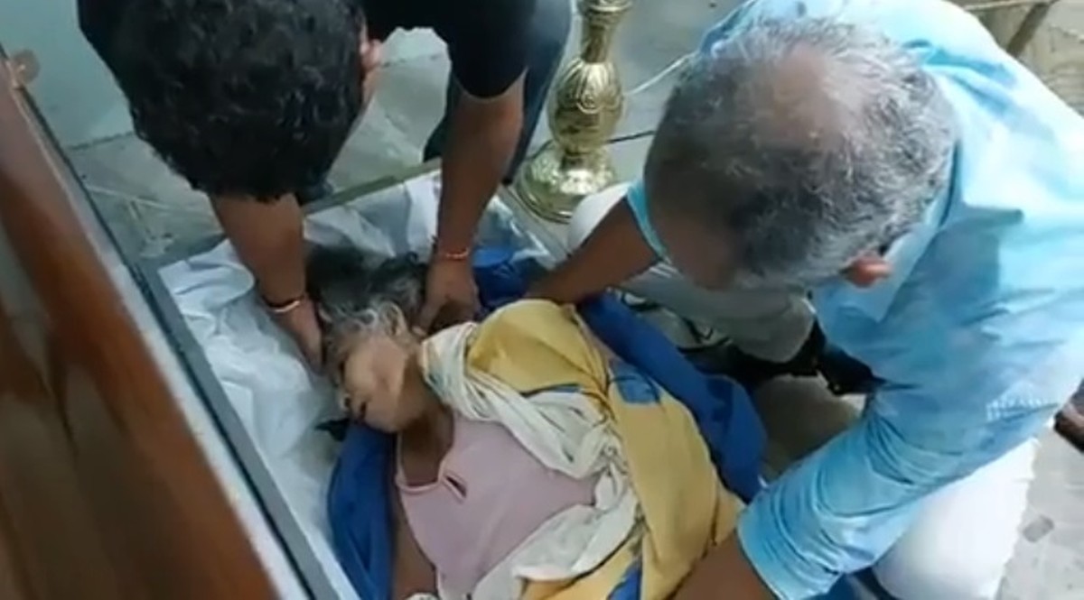 Ecuador.  Los médicos lo declararon muerto.  El hombre de 76 años amaneció en un ataúd