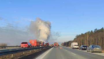 Autostrada A2 z widocznym dymem pożaru i stojącymi pojazdami