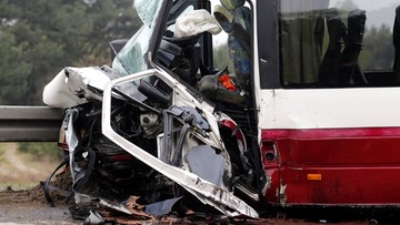 Jedna osoba nie żyje, trzy ciężko ranne w zderzeniu samochodu z busem przy lotnisku Pyrzowice 