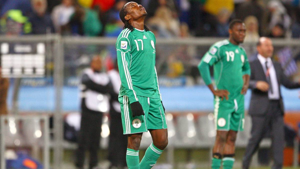 Piłkarz reprezentacji Nigerii w zielonym stroju z numerem 17 odchyla głowę do tyłu na boisku.