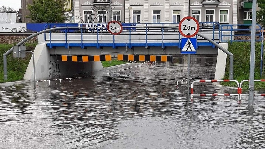 Zalany przejazd pod wiaduktem w Radomsku w woj. łódzkim. Fot. spotradomsko.pl