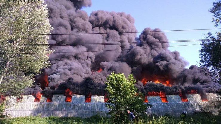 Potężny pożar składu opon na Podkarpaciu. Ewakuowano okoliczne budynki