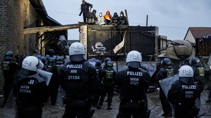 Niemcy: Starcia aktywistów klimatycznych z policją. Spór o kopalnię węgla brunatnego