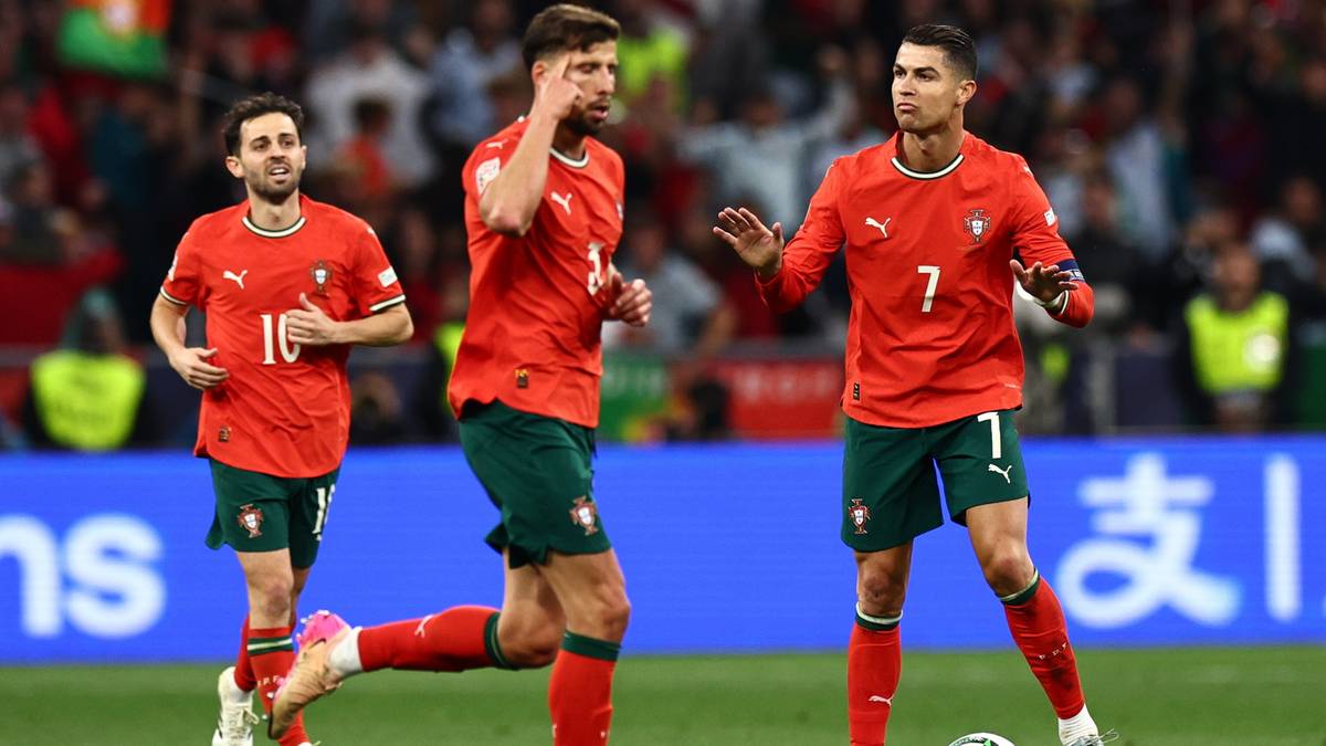 Trzech piłkarzy reprezentacji Portugalii w czerwonych koszulkach i zielonych spodenkach cieszy się ze zwycięstwa na boisku.