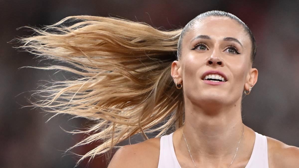 Zbliżenie na twarz lekkoatletki z blond włosami upiętymi w koński ogon, które porusza wiatr. Jej oczy są skierowane w górę i lekko w prawo, a usta uchylone, jakby w momencie wysiłku.