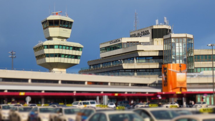 Niemcy. "Bild": ogromny chaos na niemieckich lotniskach. Odwołane loty, niekończące się kolejki