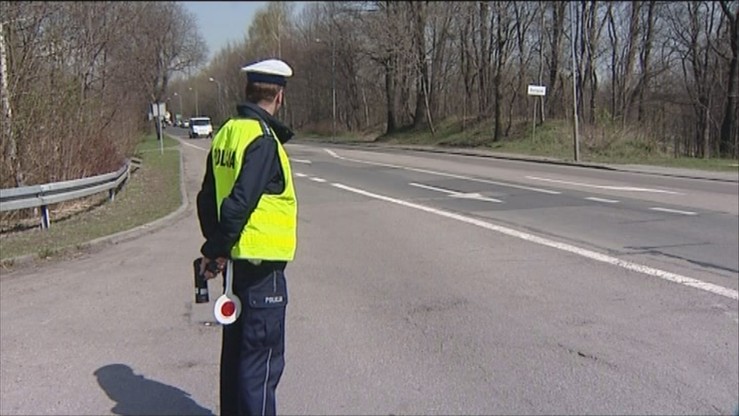 Nowe przepisy ws. kontroli ruchu drogowego. Policjant sprawdzi samochód i spisze przebieg