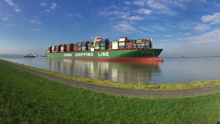 Jeden z największych portów w Europie zablokowany przez kontenerowiec