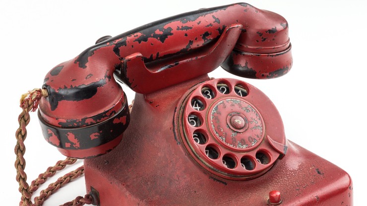Sprzedano "najbardziej zbrodniczą broń w historii" - telefon Hitlera