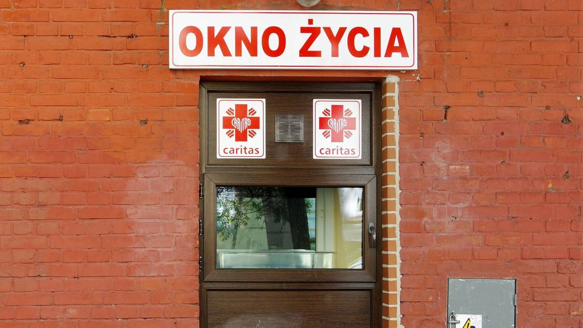 6-latka w oknie życia. Ojciec dziecka ścigany przez policję