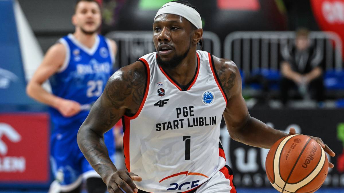 Koszykarz w białej koszulce PGE Start Lublin z numerem 1 na piersi, prowadzi piłkę do koszykówki, podczas meczu.