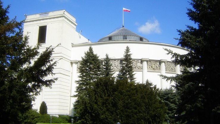 Obrady Sejmu jednak na Wiejskiej. Przesądzić miały problemy z systemem i wątpliwości konstytucyjne