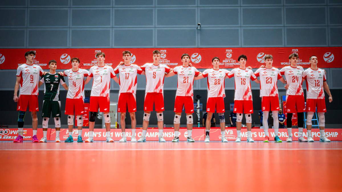 Dopiero co zakończony mecz mistrzostw świata w siatk&oacute;wce. Reprezentacja Polski w siatk&oacute;wce stoi w szeregu, prezentując swoje stroje, w tym koszulki z numerami i logiem mistrzostw świata.