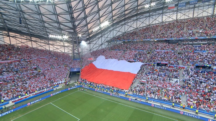 Polska - Portugalia: Pięknie odśpiewany hymn z flagą w tle