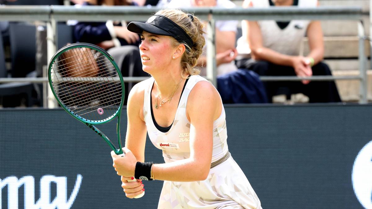 Tenisistka z rakietą w ręku przygotowuje się do uderzenia.