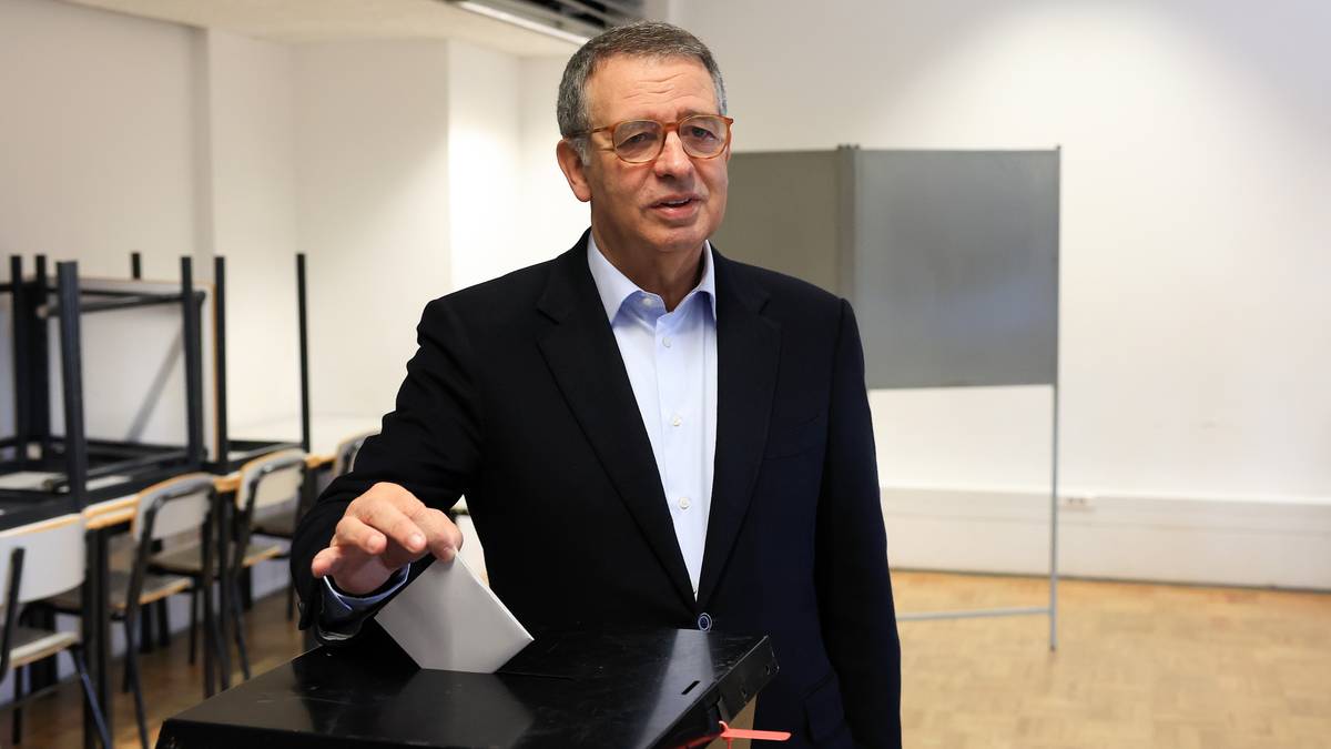 Mężczyzna wrzuca kartę do urny wyborczej podczas głosowania.