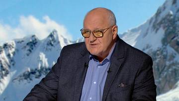 Portret Grzegorza Pajdy na tle górskich szczytów.