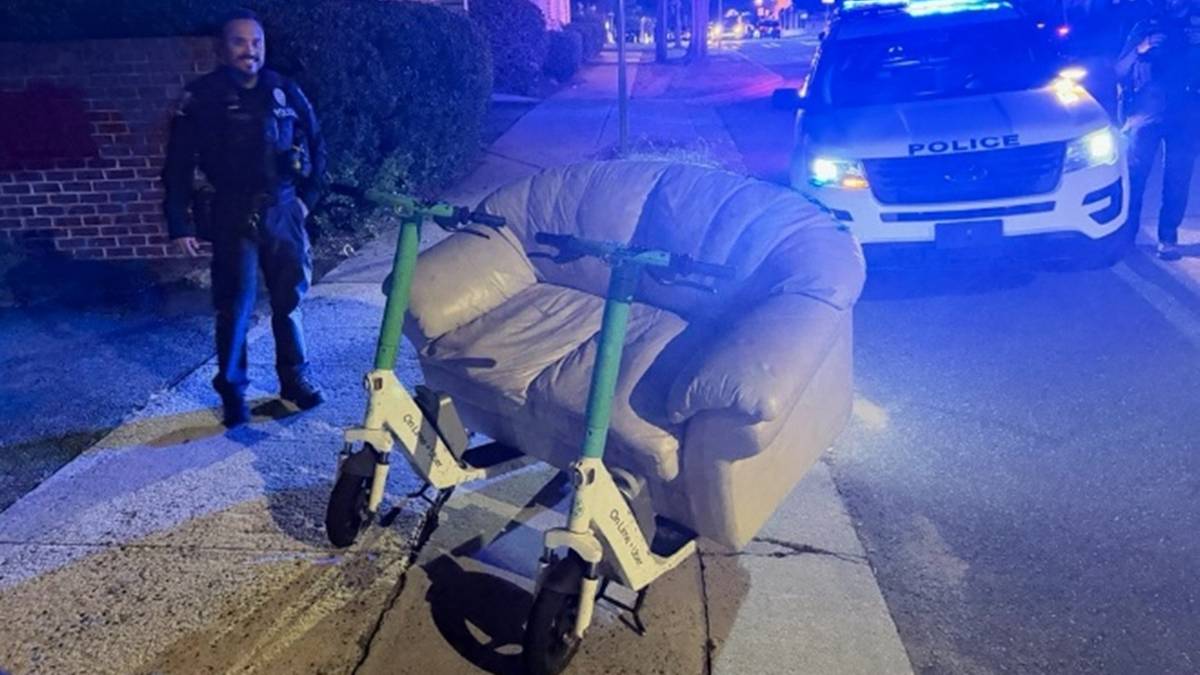 Nietypowa interwencja policji w USA. Zatrzymano mężczyzn jadących na kanapie