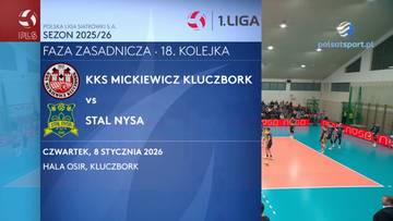 Grafika informacyjna z wynikami meczu siatk&oacute;wki pomiędzy KKS Mickiewicz Kluczbork a Stal Nysa, obok zdjęcie boiska z rozgrywającym się meczem.