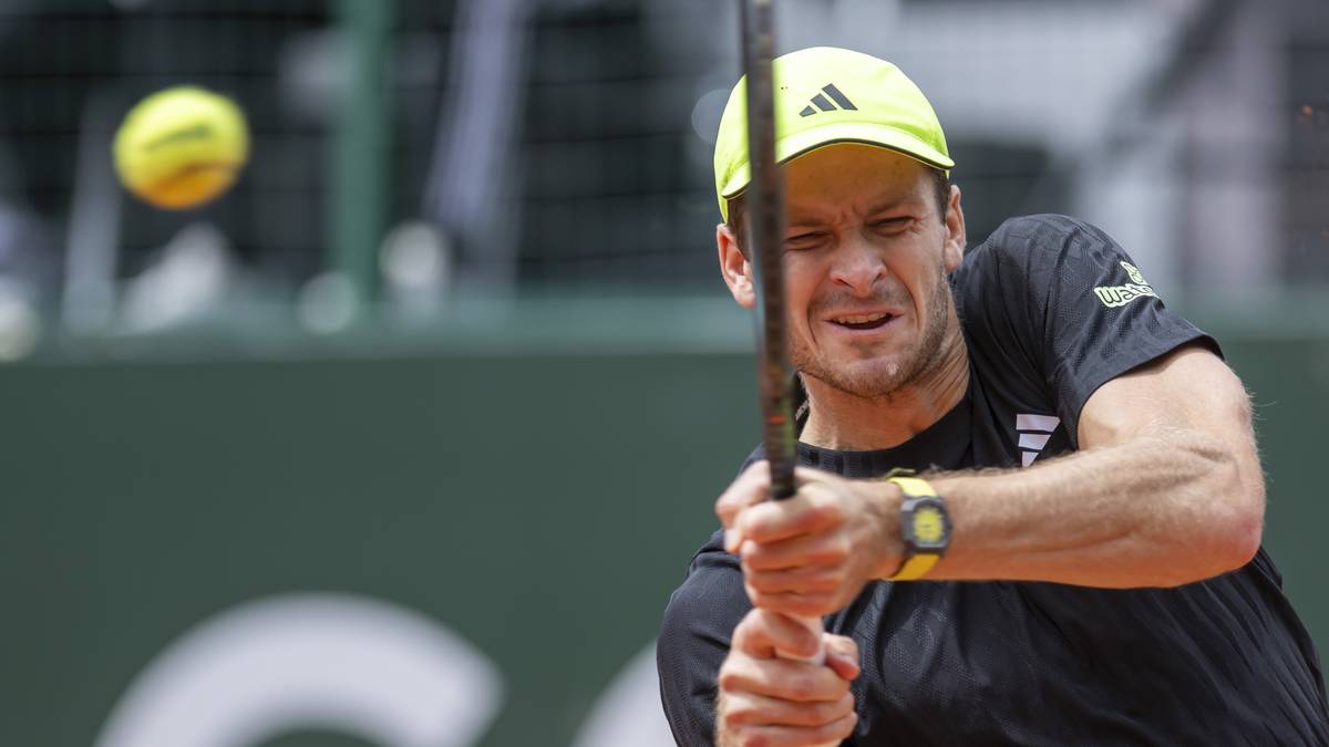 Hubert Hurkacz uderza piłkę tenisową rakietą.