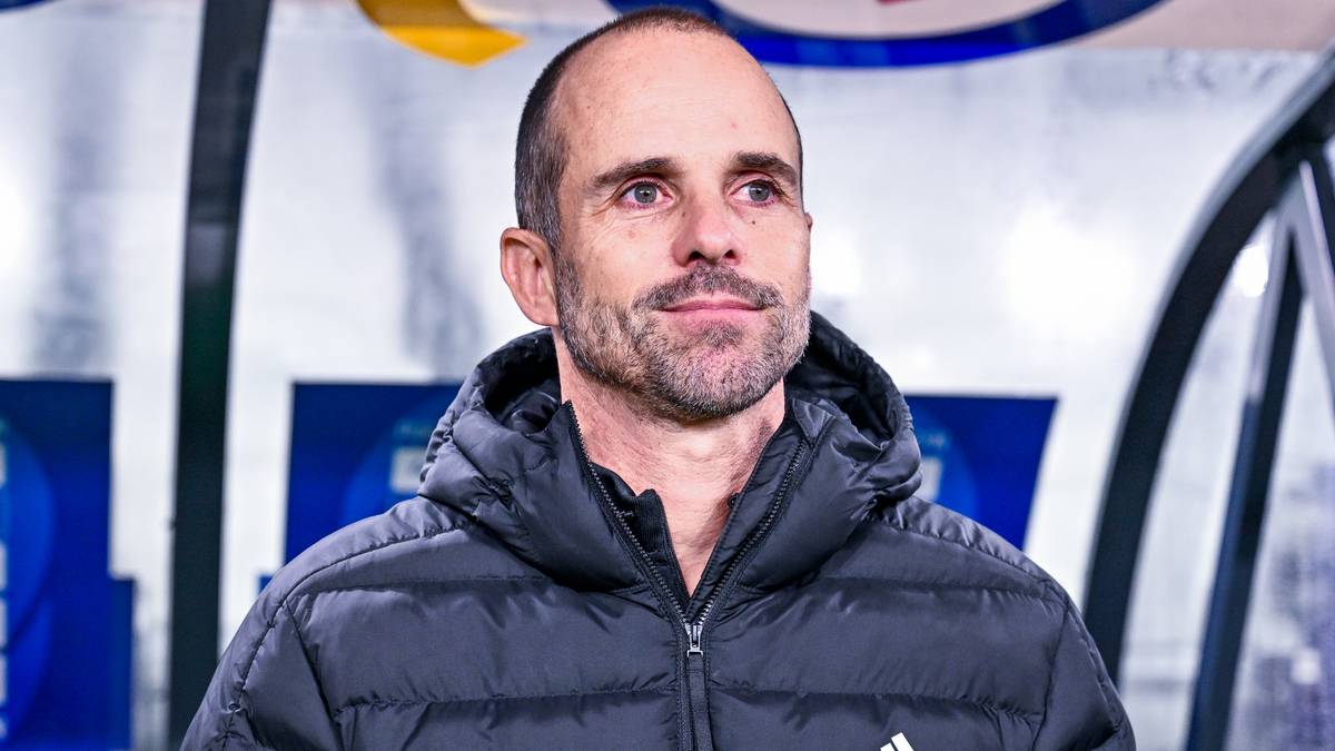 Bruno Baltazar, nowy trener Radomiaka, ubrany w czarną kurtkę.