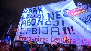 "Rząd i opozycja - jedna koalicja". Protest przed Sejmem przeciwko odrzuceniu projektu "Ratujmy Kobiety 2017"